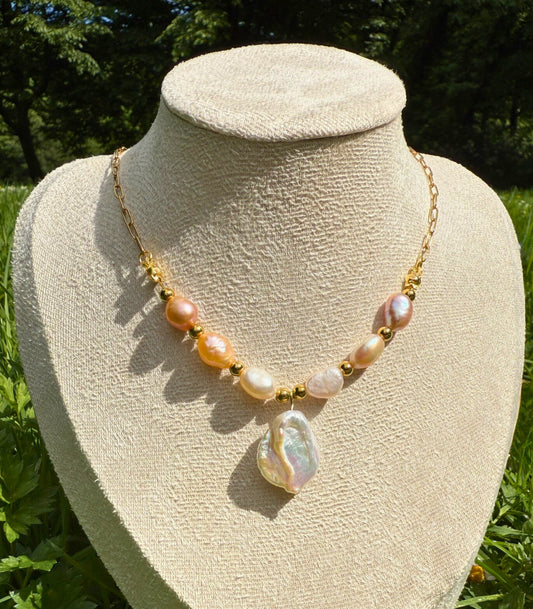 Baroque Pendant Rose Necklace