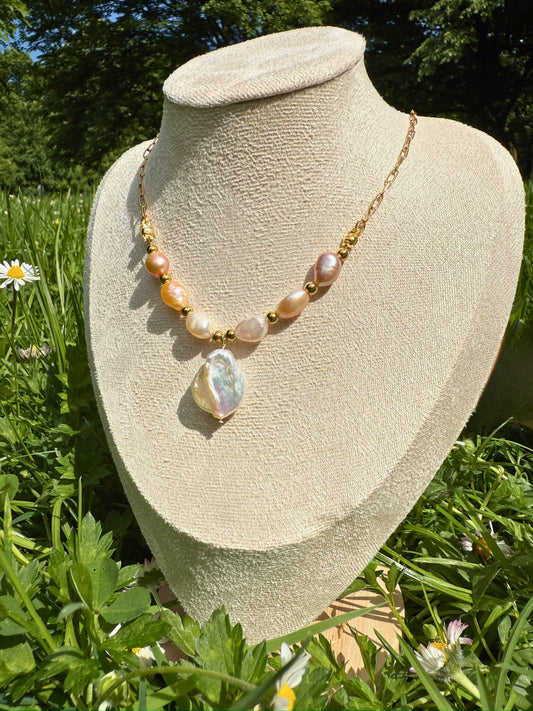 Baroque Pendant Rose Necklace