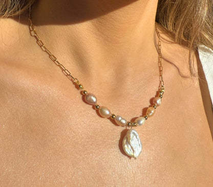 Baroque Pendant Rose Necklace