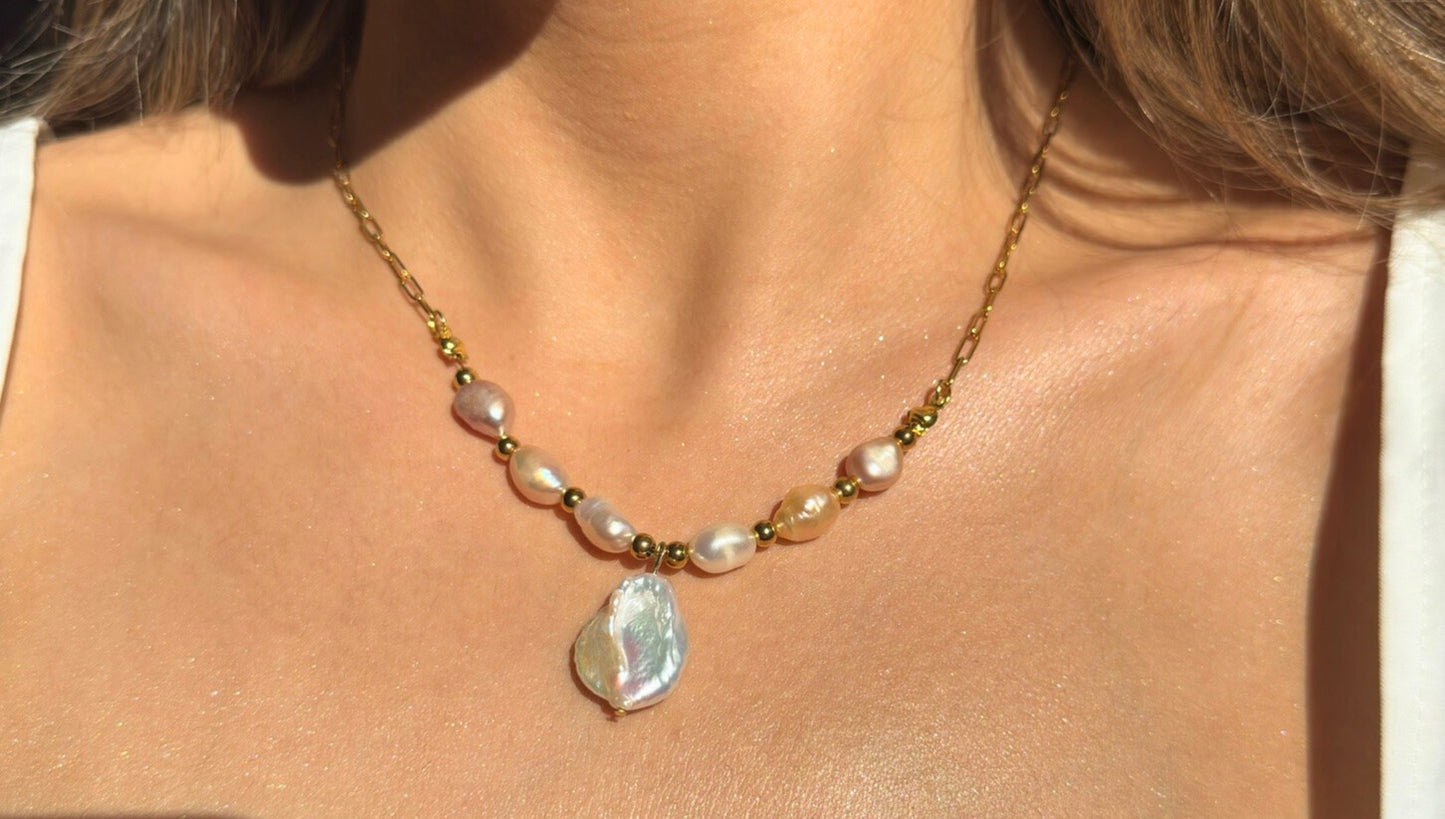 Baroque Pendant Rose Necklace